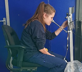 student Simone die werkt aan haar geurmeetsysteem